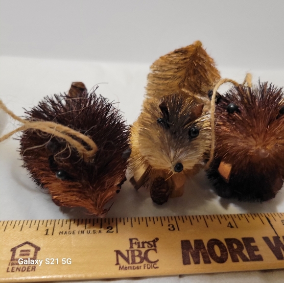 3 Christmas Ornaments Woodland Bottle Brush 2 Beavers 1 Squirrel - Picture 3 of 4